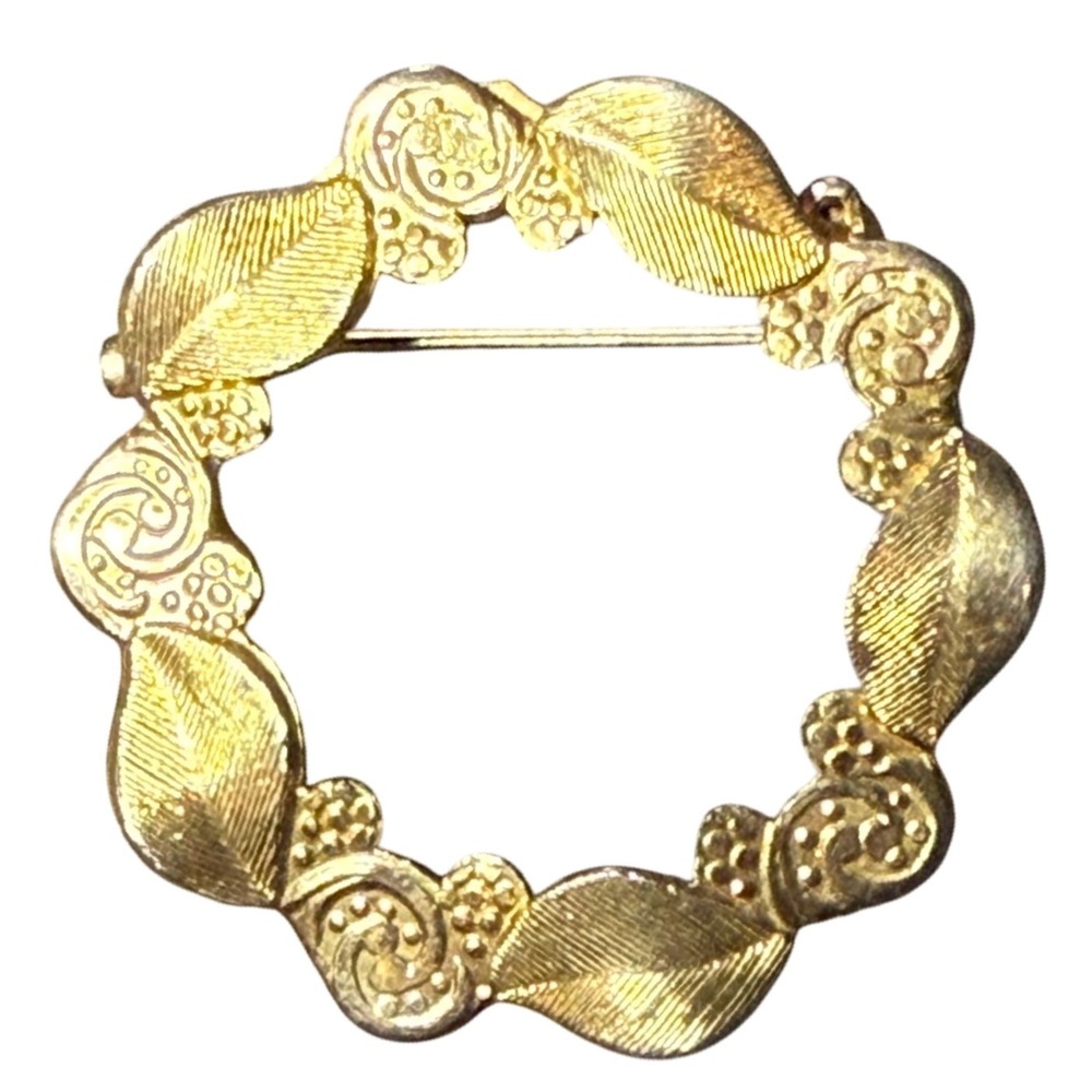 Vintage Goldā Tone Wreath Brooch Pin Floral Leaf Design Elegant Jewelry